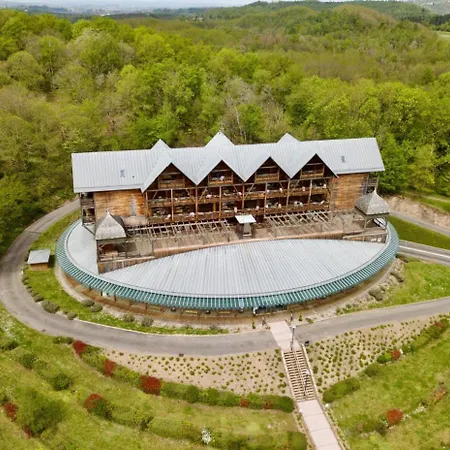 Le Manoir Des Pelies Et D'hotes De Charme A 7kms De Spa, Piscine, Riviere, Thermes De Cransac Bed & Breakfast