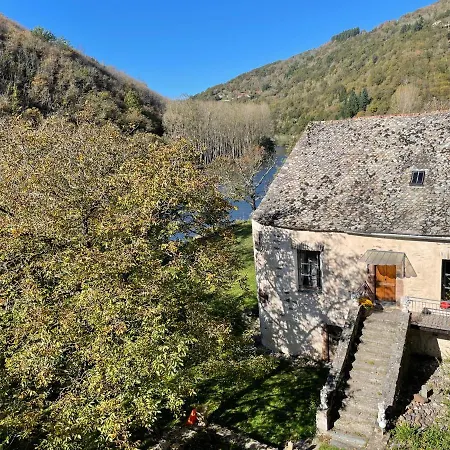 Manoir Des Pelies Oda ve Kahvaltı Conques