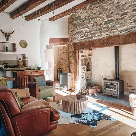 Le Manoir Des Pelies Et D'hotes De Charme A 7kms De Spa, Piscine, Riviere, Thermes De Cransac