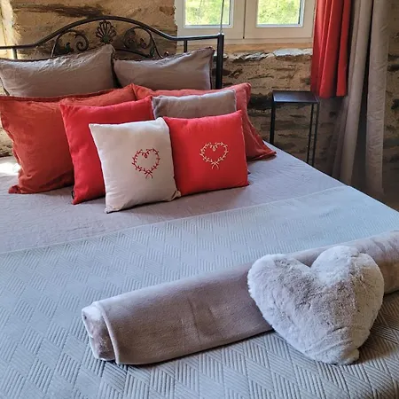 Le Manoir Des Pelies, De Charme, Jacuzzi, Piscine, Riviere Bed and Breakfast Conques
