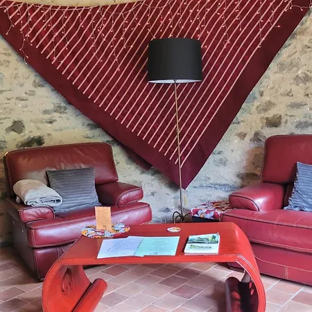 Manoir Des Pelies Oda ve Kahvaltı Conques