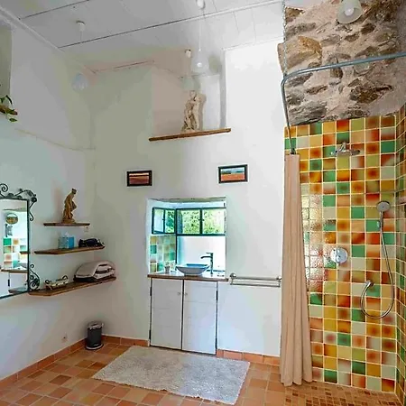 Alojamento de Acomodação e Pequeno-almoço Le Manoir des Pélies, Maison d'hôtes de charme, Jacuzzi, Piscine, Rivière Conques