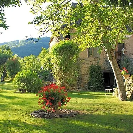 Alojamento de Acomodação e Pequeno-almoço Le Manoir des Pélies, Maison d'hôtes de charme, Jacuzzi, Piscine, Rivière Conques