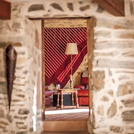 Alojamento de Acomodação e Pequeno-almoço Le Manoir des Pélies, Maison d'hôtes de charme, Jacuzzi, Piscine, Rivière Conques