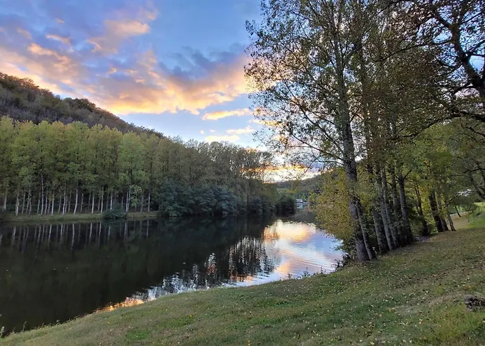 Couette-café Le Manoir Des Pélies Et D'hôtes De Charme à 7kms De Spa, Piscine, Rivière, Thermes De Cransac