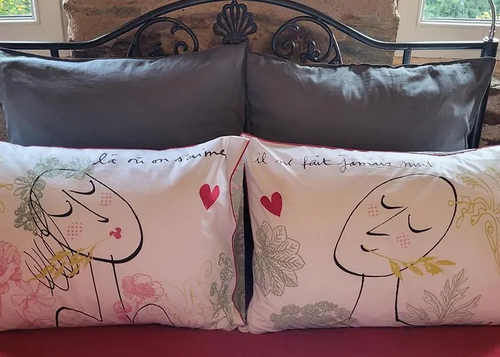 Le Manoir Des Pélies Et D'hôtes De Charme à 7kms De Spa, Piscine, Rivière, Thermes De Cransac Alojamento de Acomodação e Pequeno-almoço